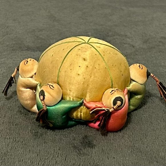 Vintage Chinese Silk Pin Cushion, 6 Children - Picture 4 of 9